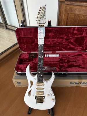 Ibanez PIA3761 Steve Vai Signature en acabado Stallion White